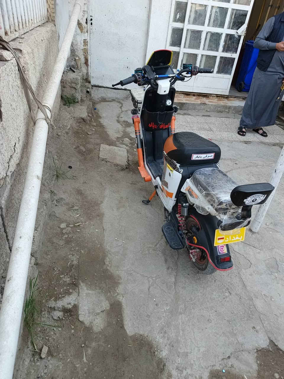 سلام عليكم دراجة اچ900 للبيع الدراجة كاملة مكملة نضيفة 5 بطاريات الكبار مو الصغار السعر 350 وبيهة مجال العنوان بعقوبة المفرك ***********
