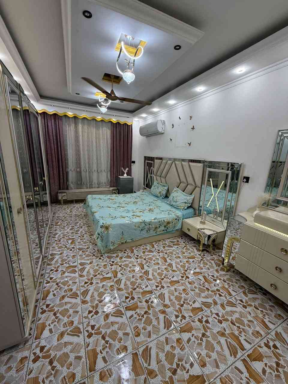 السلام عليكم  دار للبيع المساحه 75 الوجه ٤ اله ربع والنزال ٢٠ يحتوي على استقبال ثلاث غرف نوم صاله مطبخ حار ثلاث مجامع صحيه وفي الطابق الثالث يحتو عله غرفه مخزن البلديات مقابيل مخازن الاسمنت اليؤن  اول فرع مقابل الجسر  للاستفسار ***********
