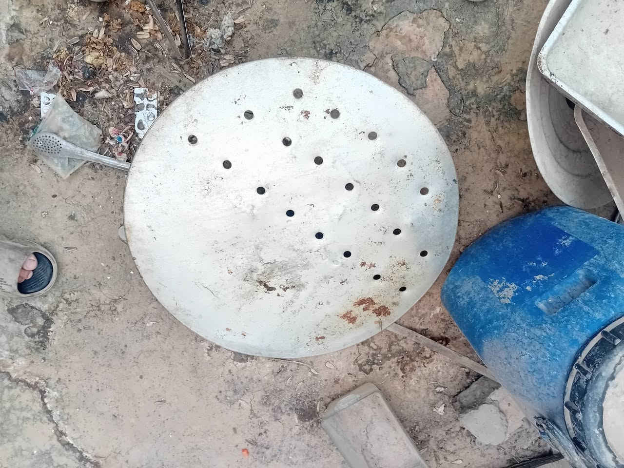 أغراض مستعملة صواني حجم ٦٠ و ٧٠ موبايل ***********

