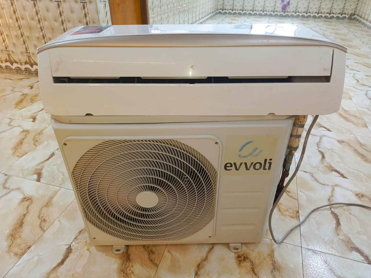 السلام عليكم سبلت ايفولي طن ونص بروده ثلج غاز 410 نقي مديورله غاز شغل مضبوط سعره 350 عنواني. كرمه علي للأستفسار ***********
