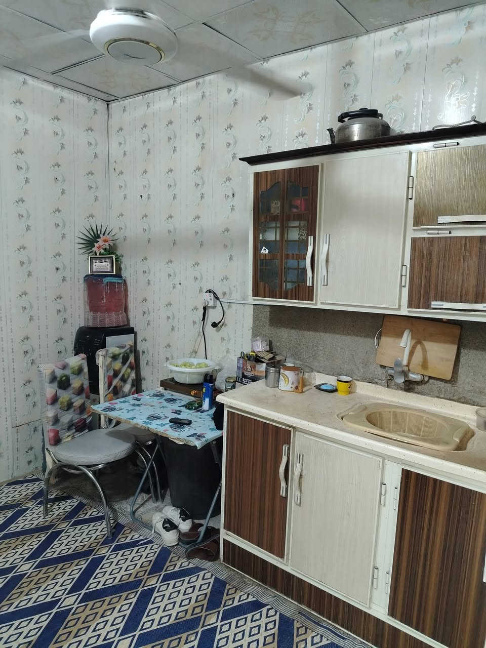 يا الله السلام عليكم بيت للبيع المساحه ١٠٠ متر البراكيه قريب على شارع علكم البيت يحتوي على غرفه صاله مطبخ استقبال صحيات داخلي وخارجي السعر ١٧ مليون معه المجال الاستفسار على الرقم *********** مكتب بركات العباس ع
