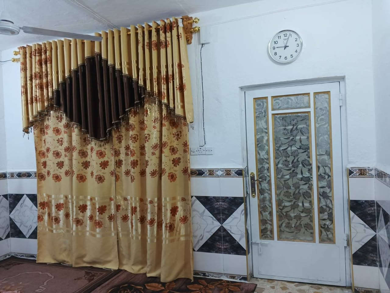 يا الله
بيت للبيع المساحه ٢٠٠م يتكون من طابق ونص 
الطابق الاول غرفتين نوم وصاله واستقبال مطبخ حار وبارد وحمام داخلي وخارجي مع منور 
الطابق الثاني غرفتين وحمام 
البيت نظيف 
موقع البيت الماجديه نهاية سيد عاشور قرب ٤سايدات سيد جميل للاستفسار الاتصال على هذا رقم  ***********
