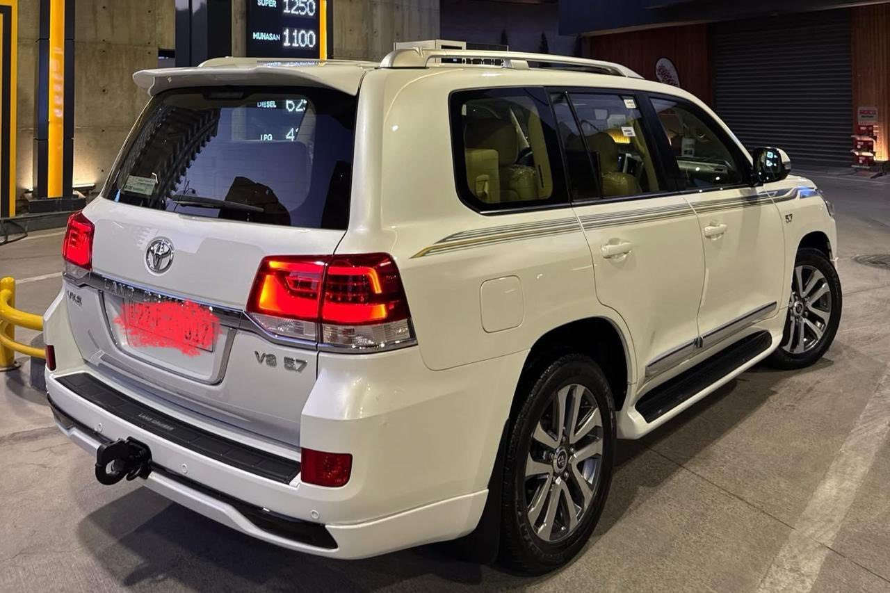 🚗 للبيع: تويوتا لاندكروزر VXS 2016
📍 مكان السيارة: ذي قار – الناصرية
📞 للتواصل: ***********
💰 السعر: 550 ورقة – قابل للتفاوض
📊 المسافة المقطوعة: 71000 كيلومتر
🛠️ المحرك: 8 سلندر – 5700cc

⚙️ المواصفات: فول مواصفات 1/1
• جوبلس تصعد وتنزل
• كاميرات عدد 5
• تدفئة وتبريد المقاعد
• مقعد السائق بخزن ميموري 3 وضعيات
• شاحن لاسلكي
• نظام ترحيب عند الاقتراب
• دبل ماوس
• شاشة تحكم لكزس
٠كامره تسجيل طريق
• شاشات عدد 3
• تشغيل عن بعد
• مقاعد كهربائية 
• زراك لايت
• 5 بصمة أبواب
• نظام صوت لكزس
• رادارات أمامي + جانبي
• تحكمات ستيرن صاج
• 8 إيرباك 
• فور ويل AWD
• حساسات أمامي وخلفي
• نظام إيكو لتقليل الصرفية
• ثلاجة داخلية 
وبعد معروفه مواصفات ال S
بالمناسبه تخم اطارات دنلوب جديد

⚠️ أضرار السيارة:
• كفالة عامة بدون أضرار ✅
• السيارة بوضع الوكالة ✅ 

📌 تفاصيل إضافية:
• رقم السيارة: أربيل الدولي الجديد مميز
• باسم المالك – تحويل مباشر
• لون السيارة: أبيض

📞 للتواصل: ***********

💰 السعر: 550 ورقة – قابل للتفاوض
