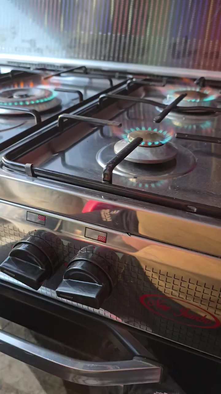 من رخصه الأدمن طباخ فريش مصري جديد بالجيس استعمال اقل من شهر استعمال بمكتب مال شركه يعني الفرن مامشتغل اصلن فرق عن الجديد بس الكارتون سعره ٣٥٠الف الشراي يتصل *********** ***********
