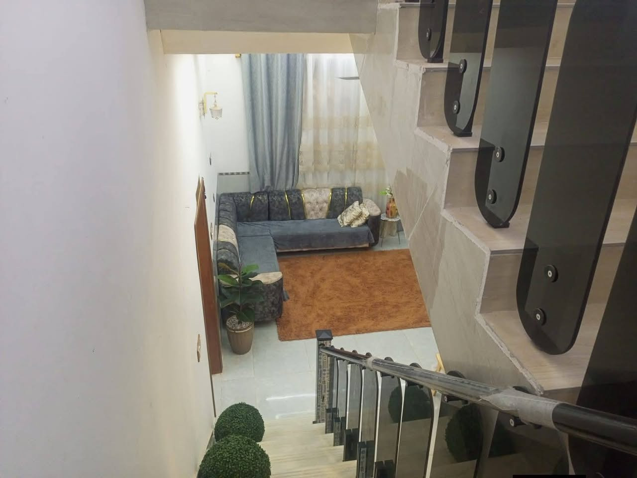 السلام عليكم ورحمه الله وبركاته 
#بيت للبيع في الجربوعيه الاولى 
قرب المدارس الصينيه الجديده 
مساحه ٢٠٠متر بناء درجه اولى متعوب عليه البيت احلا من الصور 
يحتوي على غرفتين وصاله ومطبخ وبراني وصحيات داخليه وخارجيه السعر 145
مطلوب اسكان 45مليون 
تسديد بشهر 300
يباع مع الكاونتر تفصال 
الاستفسار أكثر اتصل على الرقم التالي واتساب 
***********
من لديه الرغبه بعرض عقار نوفر لكم المشتري بقرب وقت ممكن
