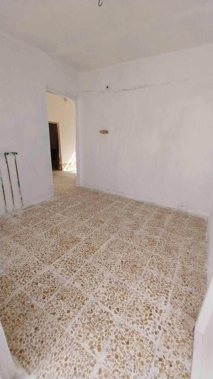 غرفه وصاله ومطبخ واستقبال وحمام داخلي وخارجي السعر ٢١وبي مجال عنوان الدار كوفه شارع المطار القديم مراجعة مكتب بغداد للعقار بادارة أحمد الكريطي ***********
