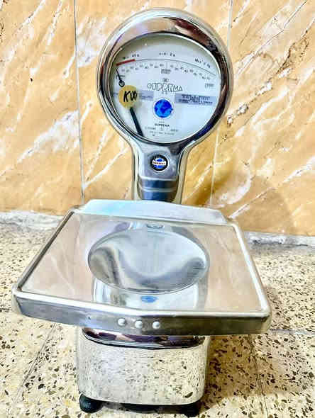 سلام عليكم قطعة من خيال قطعة تخبل روعة من روائع ميزان أنتيك قديم جدا سنة خمسينات مؤرخ سنة 1953/1/20 صناعة الإيطالي شركة سوبريما  شركة قطعة من خيال يعود تاريخ ميزان قرن خمسينات صناعة الإيطالي مصنوع من فولاذ ومادة كروم خالي من عيوب شغال يستخدم الفضة او وزن الذهب او أي شي من هذا قبيل يستخدم مواد طبية الأوزان قطعة من خيال دقيق جدا في قياس الوزن سعر خاص أو تصال *********** مكان بغداد
