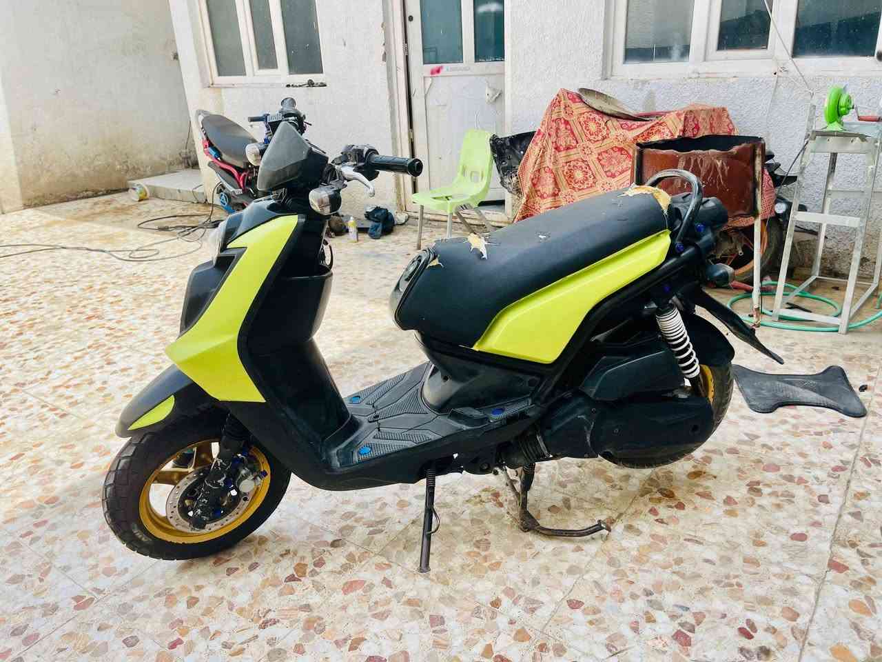 ((الدراجه مغلفه لونه الاصلي ابيض )) سكنز جبلي نوزل بلادي برغي ممفتوح بيه لا خربطه لا تئخير وكله على البلاد دهن كله موتل وبانزين محسن ما نقصه برغي المكان حله السعر مليون ***********
