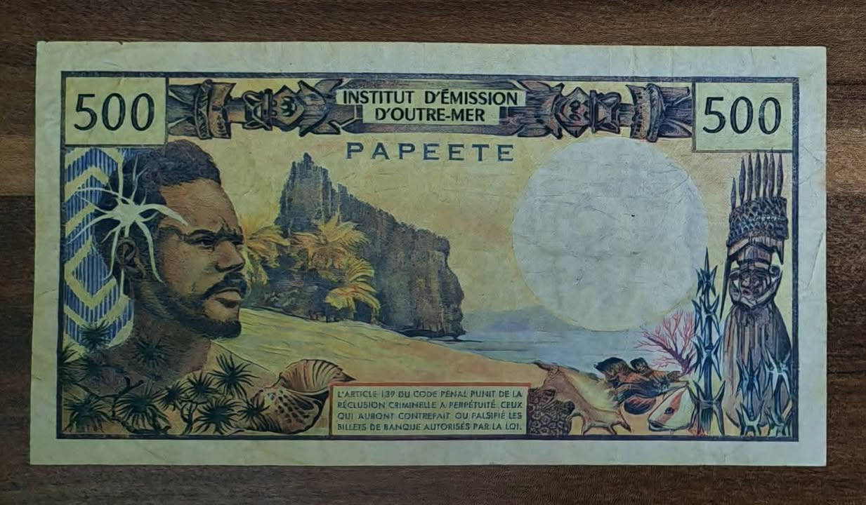 السعر ٢٥ الف نهائي رجاءا
التسليم عند ابو عبير ب المتنبي او السيد زيد حسن بالميدان
عند الحجز يرجى ذكر الاسم ومكان الاستلام

ورقة نقدية من فئة 500 فرنك من الأراضي الفرنسية في المحيط الهادئ، صادرة عن معهد إصدار ما وراء البحار (IEOM)
تحمل الورقة النقدية اسم الجمهورية الفرنسية والمعهد المُصدر
إنها عملة ملغاة، مما يعني أنها لم تعد تحمل قيمة نقدية للتبادل في البنوك الرسمية، ولكن قد تكون لها قيمة نقدية (لهواة جمع العملات)
كان التصميم المحدد جزءًا من سلسلة تم تداولها بين عامي 1985 و1996 تقريبًا
العملة المستخدمة في بولينيزيا الفرنسية والمحميات الفرنسية المجاورة هي الآن فرنك CFP (XPF)


**إذا كنت صاحب هذا الإعلان وتريد حذفه لأي سبب، رجاءا أرسل رسالة إلى الدعم الفني**