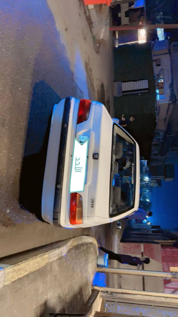 السلام عليكم بيجو بارص فرنسي موديل 18رقم كربلاء نكليزي بسمي سيارة بيهه خربطه بل كير رون يصعد وينزل بيهه ظربه من ورة ومعمرة وكامله سيارة اي نقص مابيهه صدر امامي خلفي جديد فقط بس خربطه بل كير مكينه كفاله صدر امامي خلفي جديد تبريد ويه سويج كير وتماتيك مكان سيارة بغداد شكوك قرب الكاظميه سعر 55 بيهه مجال لطيبين رقم هاتف ***********
