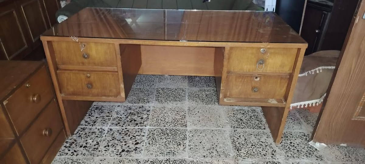 للبيع ميز مكتب نضيف خشب عراقي  السعر 85 المكان حي الجهاد واتساب ***********
