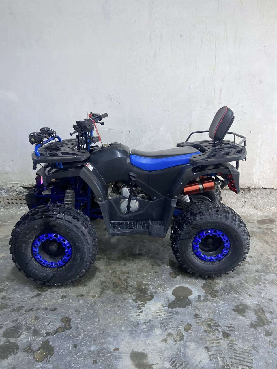 السلام عليكم
دراجة رباعية جديدة استعمال شهر واحد جديدة ومتروكة نقص باتري لين متروكة السعر 800 الله شاهد اخذتهة مليون 100 
مكاني بغداد. حي لبتول ***********
