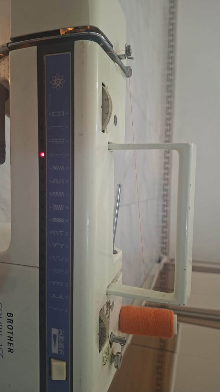 مكينه خياطه للبيع جديده ونضيفه كلش تخيط 16 نوع رايده ب130 الف ***********
