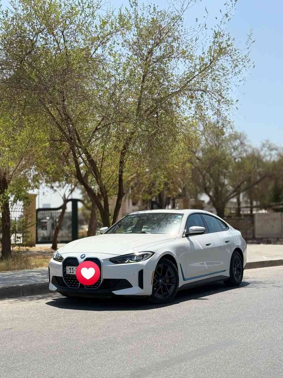 السلام عليكم 
بي ام دبليو BMW i4 Edrive40 2023
كهرباء بالكامل
المواصفات:
  
 بطارية 84 كيلو واط  (الشحنة تمشي 400-500 كيلومتر)
بانوراما
لايتات امامية متحركة عدسة Adaptive laser led 
حساسات امامية وخلفية 
رادات جانبية وامامية
كاميرا  خلفية 
توقف ذاتي 
تنبيه اصدام للمركبات وللاشخاص
محدد ومثبت سرعة + تنبيه الخروج من المسار
نظام الترفيه idrive 8 احدث نظام 
ممكن عرض خريطة ويز على الشاشة الاماميه (امام السائق)
المسافة المقطوعة 27,000 ميل 
مقاعد كهرباء + تسخين مقاعد + تسخين مقود قيادة
اوامر صوتيه في النظام الترفيهي 
السرعة من 0-100 خلال 5 ثواني 
حادث السيارة : الجاملغ الخلفي فقط
بدون ايرباك (ايرباكات سليمة )
السيارة جديدة جداً ونظيفة ومناقصها اي شي 
السعر 31,000$ بيها مجال  
مكان السيارة اربيل / موصل 
رقم الهاتف ***********
