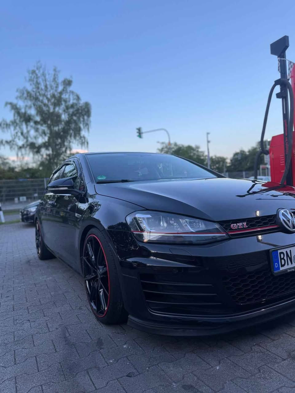 Zum Verkauf steht mein gepflegter VW Golf 7, der sowohl technisch als auch optisch in einem sehr guten Zustand ist. Das Fahrzeug wurde stets gepflegt und regelmäßig gewartet.

Fahrzeugdaten:

* 📅 Baujahr: 2014
* ⛽ Benzin
* 💪 1.4 TSI mit 150 PS
* ⚙️ Schaltgetriebe
* 📍 Kilometerstand: 185.000 km
* 👤 3. Hand
* ✅ TÜV bis 06/2028

Ausstattung & Highlights:

✔️ GTI-Umbau (komplett und legal eingetragen)
✔️ Alle Umbauten von A bis Z eingetragen
✔️ Frische Inspektion durchgeführt
✔️ Bremsen vorne und hinten erneuert
✔️ Technisch einwandfrei – sofort fahrbereit
✔️ Gepflegter Innen- und Außenbereich

💰 Preis: 10800 € VB

Kein Notverkauf. Das Fahrzeug kann nach Absprache besichtigt und probegefahren werden.

📩 Bei Fragen oder Interesse einfach melden.
01713295531 Bonn, NW


**إذا كنت صاحب هذا الإعلان وتريد حذفه لأي سبب، رجاءا أرسل رسالة إلى الدعم الفني**