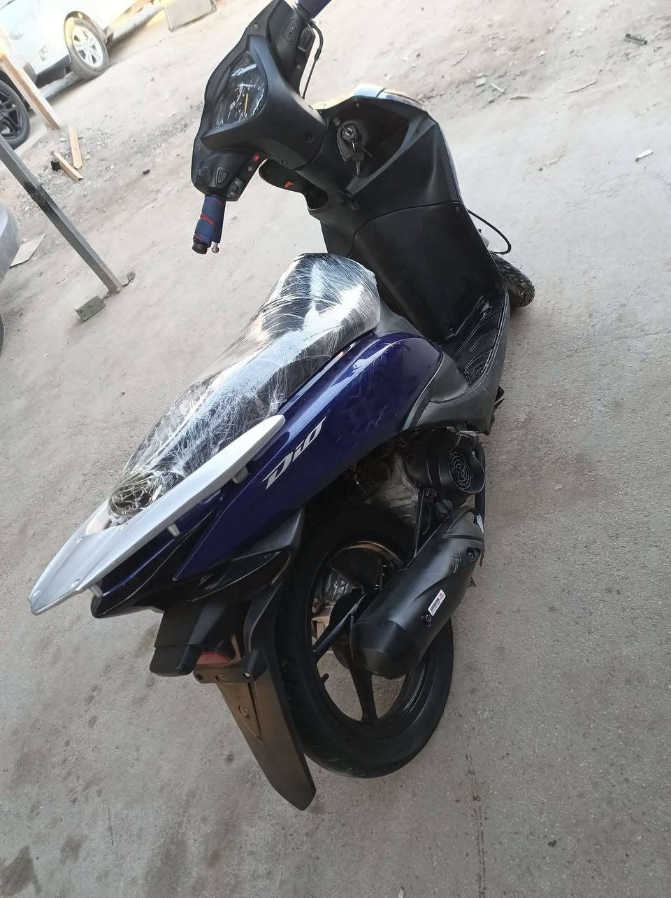 السلام عليكم للبيع دراجه هونده مكينه ناعمه كهربائيات كلها شغاله نضيفه احله من الصور محوره كابريتر شغاله سلف هندر السعر 600بيها مجال لشراي استفسار اتصل📲📞*********** العنوان المسيب حي الميثاق
