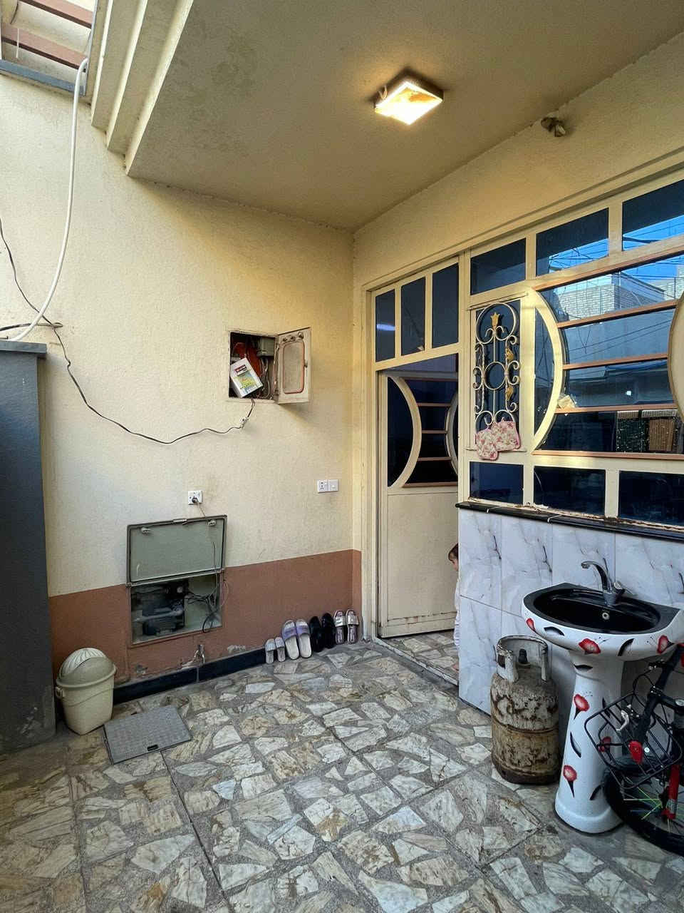 السلام عليكم دار للبيع المساحة 100يحتوي على استقبال مطبخ
غرف عدد3
حمامات ٢
حمام خارجي
العنوان الشعله الدوانم قبل السجه شارع ابو هاتو 
للاستفسار.. ***********
