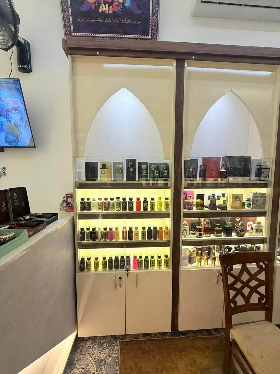 السلام عليكم فاترينات مع رسبشنتصلح كاًثاث صيدليه اومحل عطور او كوزمتك المواد درجة اولى مع العمل توصاة وليس سوكي استعمال شهر واحد للمعلومات الاتصال***********
