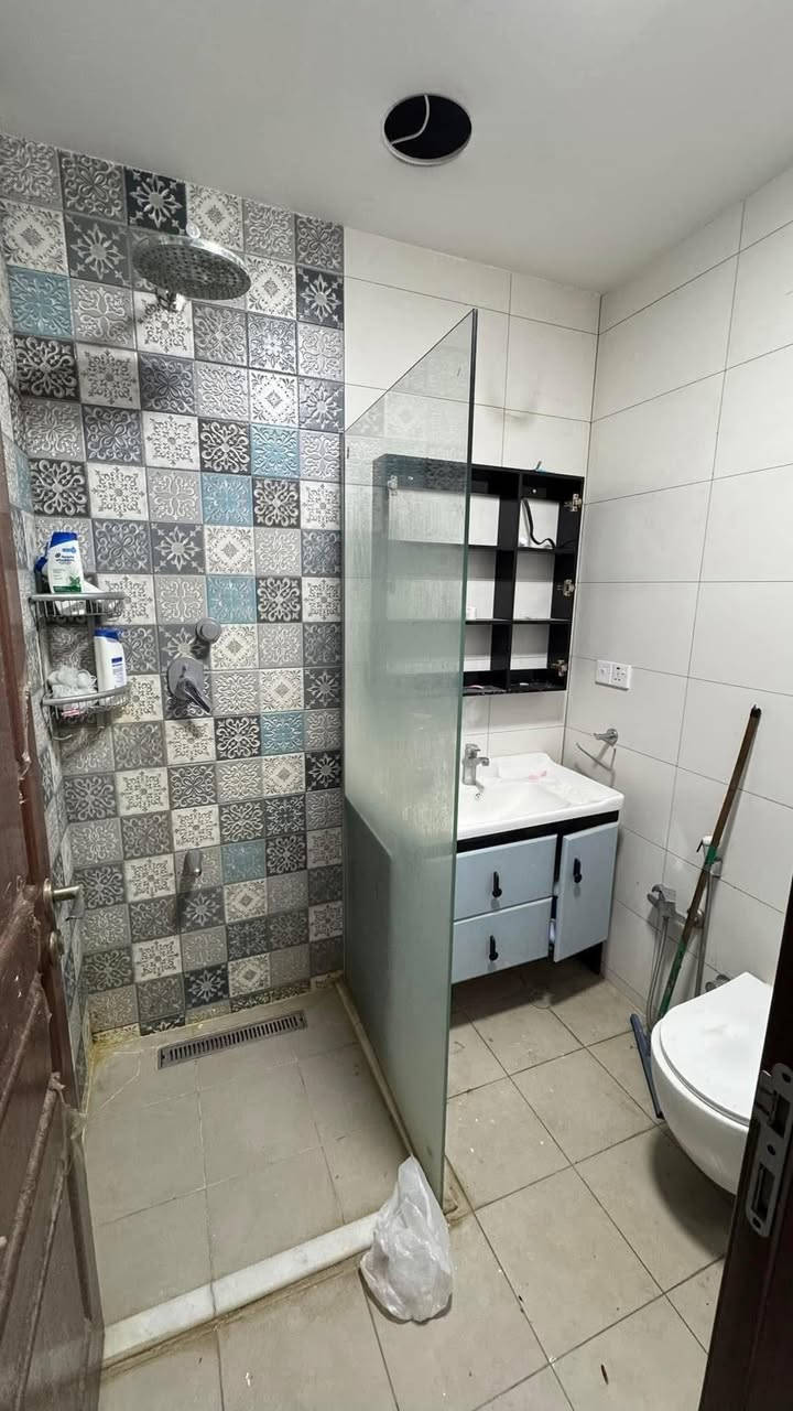 بـيـت للإيـجـار  ( نضيف جداً)
______________________________________
📍 السيديه - مجاور جامعة الشعب (على شارع المدارس نفسسه )

🔷مساحه 50m 
🔷ثلاث طوابق 
🔷ثلاث غرف نوم ( وحده سويت )
🔷مطبخ 
🔷خدمات صحيه 
🔷 السعر : 850 الف
———————————————————
للاستفسار اكثر : ***********
او اضغط على الرابط ادناه للدخول الى القناة الخاصه على الواتس اب في عروض الايجارات 
https://whatsapp.com/channel/0029VaiLJbaE50UjKklYab3R
او على القناة الخاصه على التليگرام 
https://t.me/rami_dyaa
