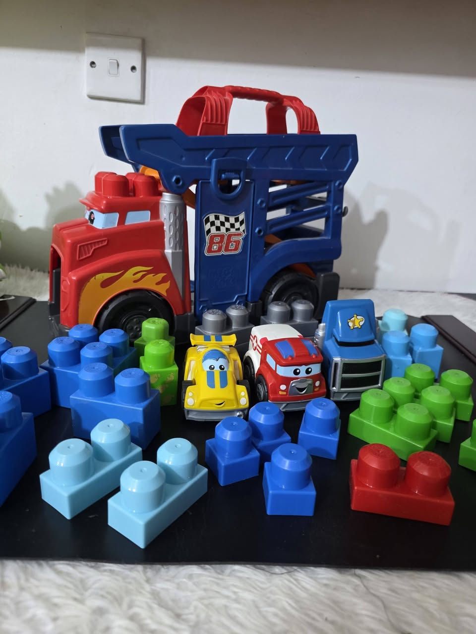 لعبة Mega Bloks First Builders Fast Tracks Racing Rig، وهي شاحنة نقل سباق حمراء وزرقاء كبيرة الحجم.تتميز الشاحنة بأنها تتحول إلى منحدر سباق قابل للطي ليتمكن الأطفال من تشغيله.تتضمن المجموعة عادةً قطع بناء متوافقة ومركبات صغيرة إضافية للعب والسباق.تحتوي الشاحنة على مقبض علوي مدمج لسهولة حملها ونقلها.


**إذا كنت صاحب هذا الإعلان وتريد حذفه لأي سبب، رجاءا أرسل رسالة إلى الدعم الفني**