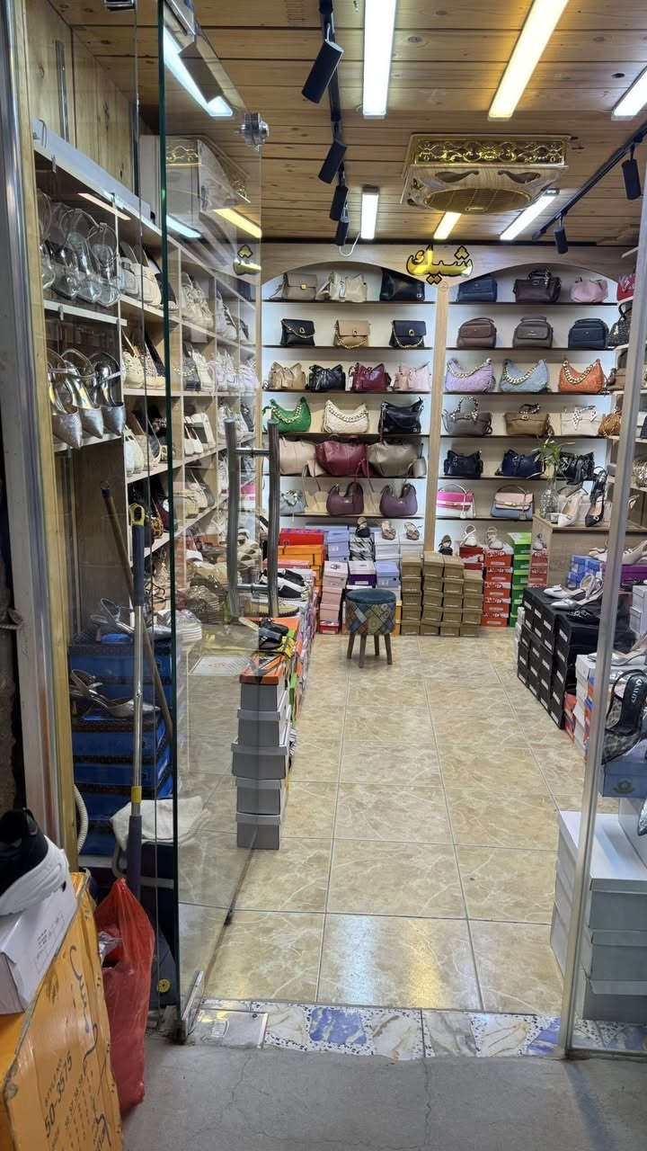 السلام عليكم 
محل احذية وجنط كامل للبيع هو وبضاعته 
العنوان شارع البلدية مجاور ازياء جمانه 
للاستفسار الاتصال ***********
