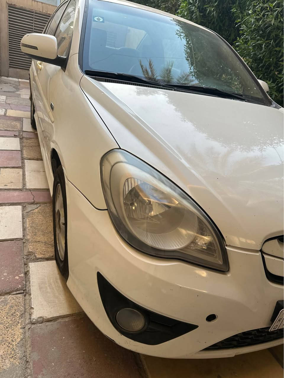 هونداي أكسنت 2011 للبيع
 رقم بغداد الجديد
* موديل: 2011
* محرك: 1600 CC
* كير: أوتوماتيك
* سلايد روف
* ويل كب
* الممشى: 230,000 كم
* اللون: (حسب الصور)
* باب خلفي مبدل نفس اللون

 الحالة:

* مكينة + كير + صدر + تبريد: ممتازة وجاهزة
* السيارة ما تحتاج صرفيات
* شغل يومي بدون مشاكل

 ملاحظات:

* يوجد ملاحظات على الكشر (موضحة بالصور)

السعر 85 ورقه 
 للاستفسار: *********** بغداد, العراق
