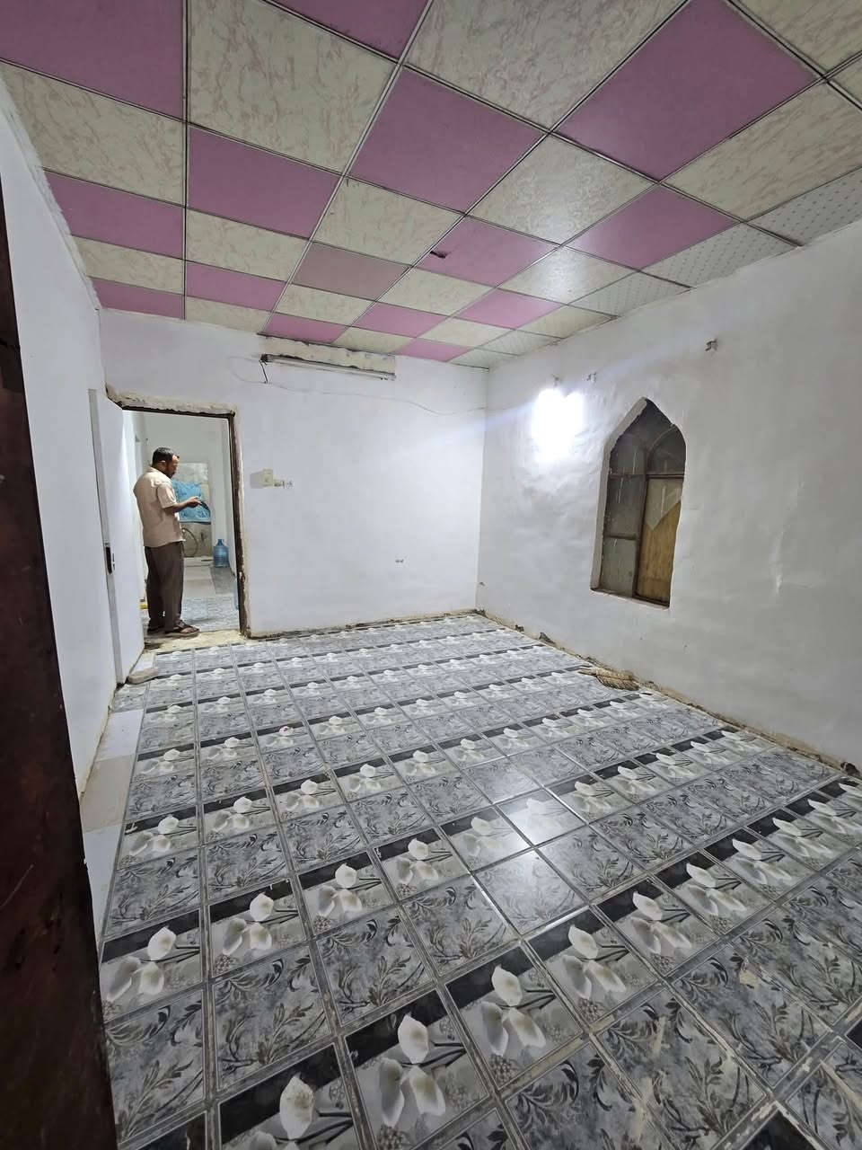 يتوفر بيت للايجار للايجار المساحه 180 يتكون غرفتين صاله ديوانيه صحيات كراج مال سياره العنوان او الخصيب حمدان قرب جامع الجديده السعر 250قفل استفسار ابوعباس ***********
