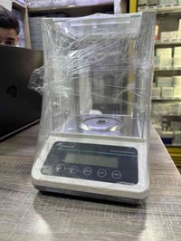 ميزان حساس ثلاث مراتب  كهربائي مع كابينة متوفر لدينا حاليا وبسعر مناسب...