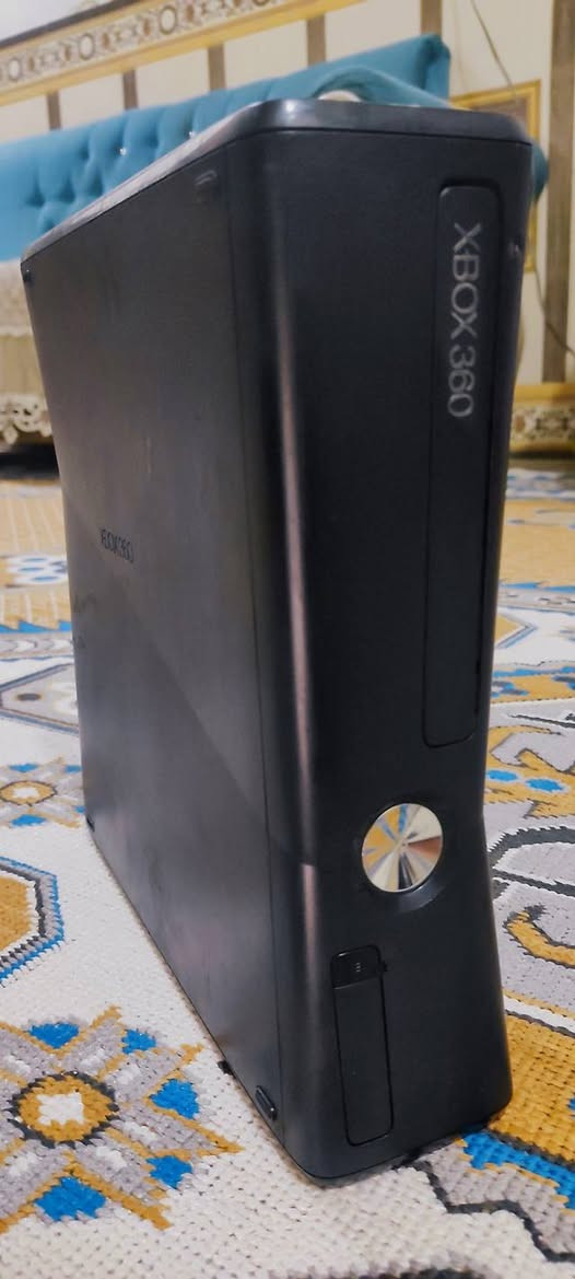 إكس بوكس 360 سلم (مهكر) مال بيت ونظيف كلش لا حرارة ولا صوت مروحة ولا أي تعليگ.
​هارد أصلي 250GB مفرغ من الهوسة ومخلي بيه 21 كيكا مساحة أمان حتى يظل الجهاز "طشارة" بالتحويل وسريع جداً.
​الألعاب 70 لعبة الجهاز محمل بأقوى الألعاب المطلوبة GTA V، بيس  فيفا وبعد احلى
​جويستك يدة اصلية وكافة ملحقاته
​التهكير: مهكر وجاهز، بس شغل والعب
​السعر: 125 ألف وبيه مجال بسيط جداً للطيبين مكان الناصرية المركز ***********
