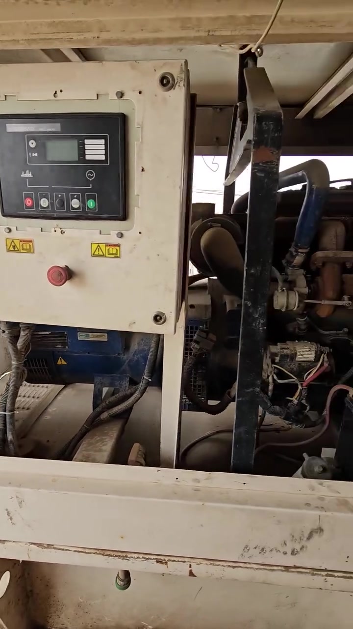 للبيع مولد نوع بيركنز انكليزي كاتم . اف جي ولصن ثلاثه سلندر 65KV مولد نظيف جدا وعلى الفحص والحمل مع خزان وقود حديد 2000 لتر الموقع الديوانية للاستفسار *********** . ***********
