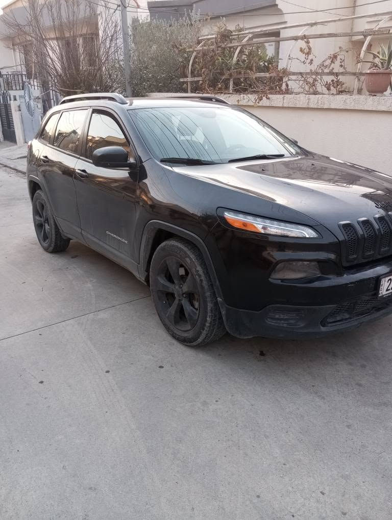 جيب شيروكي بو فرؤشتن موديل 2017  دووپارچه  بؤياخ  نرخى (115$) و معامله بو زانيارى زياتر په يوةندى به ژماره*********** السليمانية, العراق
