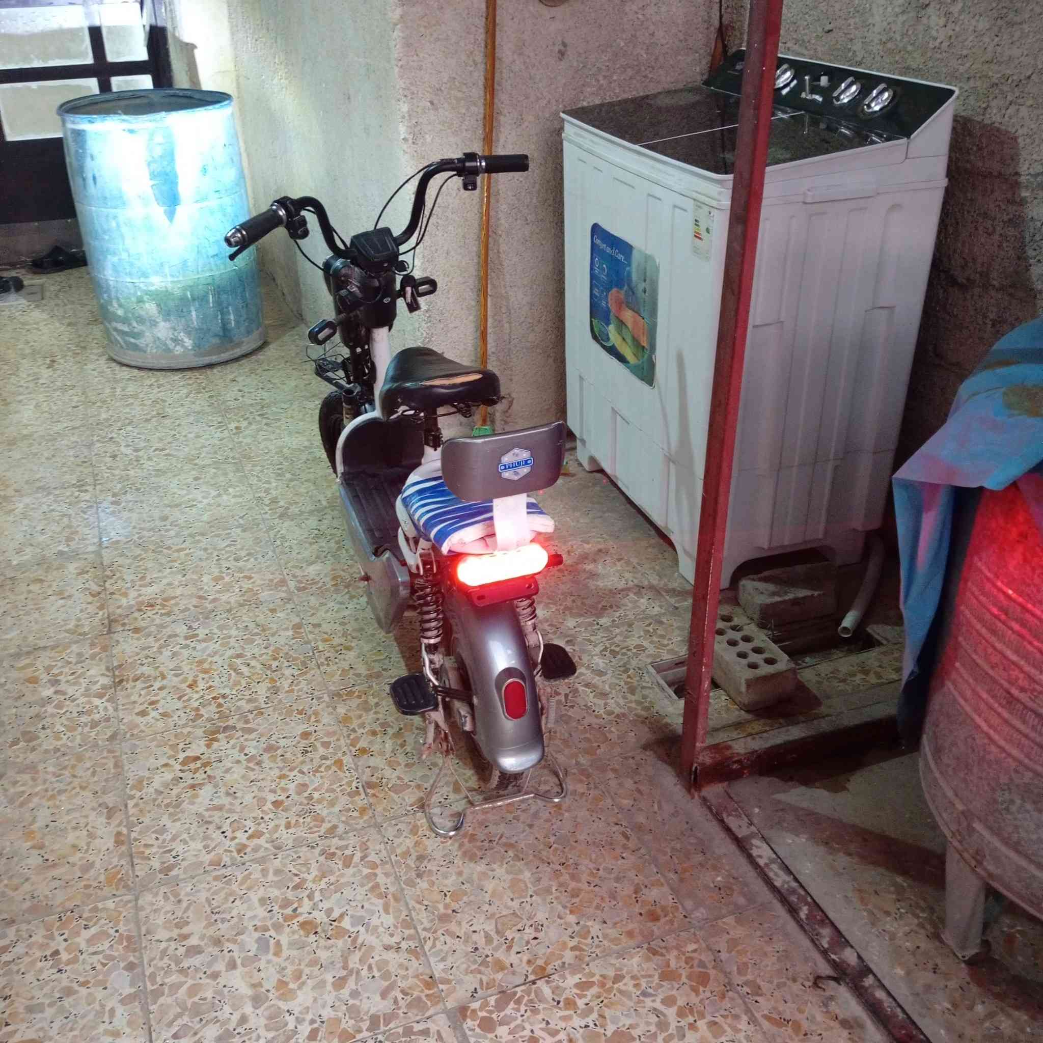 سلام عليكم للبيع دراجه شحن حجم 14 دراجه مابيها اي نقص بطاريات جديده  مواصفات تشغيل عن بعد امان سرقه اشاير تثبيت سرعه سعر 180 وبيها مجال استفسار على هذا رقم ***********
