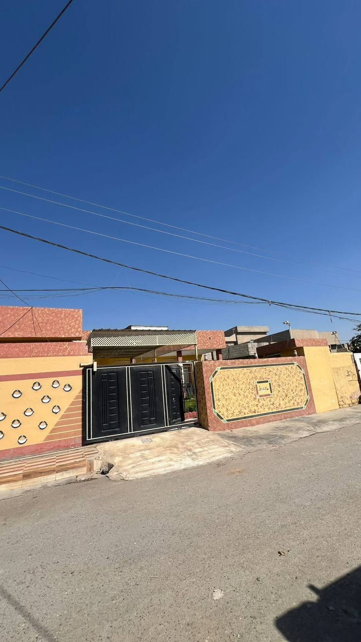 عقار للبيع 500متر 
يحتوي بيت غرفتين نوم وهول ومطبخ وربعه 
وقنفات وسبالت وطاقة شمسية 
 والقطعه الاخرى 
تحتوي على ربعه مظيف 10في أربعة فول سيراميك ومغربي
وسبلت عمودي خمسه طن وديوان كامل ونظام دكتات وطاقة شمسية والموقع سيراميك الباب الحوش والتبليط امام البيت 
يعني جاهز بس تحول غراضك وتكعد 
السعر 100مليون الحويجه العيثات
***********
