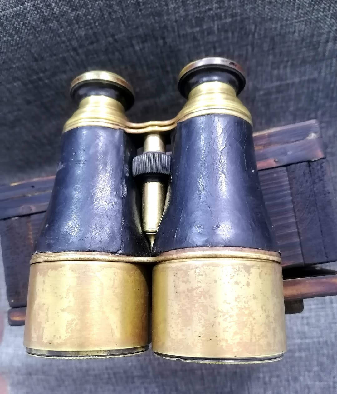 من نوادر الحرب العالمية الاولى ناضور نحاس مقابض جلد طبيعي عمرة اكثر من ١٠٠ عام   للقوات البحرية البريطانية داخل علبة خشب يعمل بشكل ممتاز بدون اي ضرر يتوفر توصيل الى كافة المحافضات يوجد مقطع فيديو لناضور *********** وتساب
