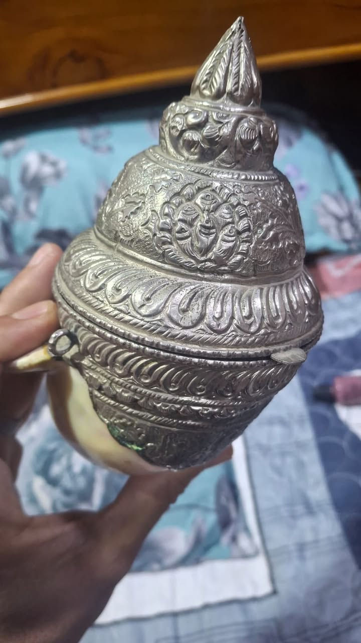 Antique Mother-of-Pearl Kohl Container – Rare Vintage Piece
Description:
For sale: an original antique kohl container dating back to the late 19th or early 20th century (approximately 90–130 years old).
The piece is made of natural mother-of-pearl with a beautifully hand-engraved metal casing (likely silver or silver-plated).

The item is in very good condition for its age, complete with lid and base, and is an excellent collectible for antique  
and heritage enthusiasts
ِكْحَلَة تراثية قديمة من أمّ اللؤلؤ والفضة – قطعة نادرة

الوصف:
للبيع تحفة تراثية أصلية تعود إلى أواخر القرن التاسع عشر أو بدايات القرن العشرين (حوالي 90–130 سنة).
القطعة مصنوعة من أمّ اللؤلؤ الطبيعي مع غلاف معدني مزخرف يدويًا (يرجّح أن يكون فضة أو معدن مفضّض قديم).

القطعة بحالة جيدة جدًا نسبةً لعمرها، مكتملة الأجزاء (الغطاء والقاعدة)، وتُعد قطعة جميلة لهواة جمع التحف والتراث 

السعر 1000 $ دولار امريكي 
الموقع / العراق البصرة 
وات ساب / 009647702684160


**إذا كنت صاحب هذا الإعلان وتريد حذفه لأي سبب، رجاءا أرسل رسالة إلى الدعم الفني**