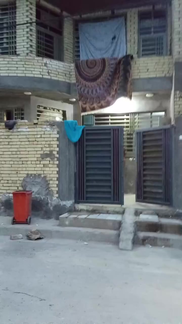 بيت للبيع 150 متر الوجه 7.5 والنزال 20 طابقين يحتوي ع 6 غرف نوم واربع حمامات وصاله عدد 2 ومطبخ وستقبال واسعه لبيت الطابق الاول كامل ع اخر حبايه الطابق الثاني عوزه بياض وكاشيء  موقع لبيت بغداد مقابل حي البتول قرب فلكه حي النصر للستفسار ***********
