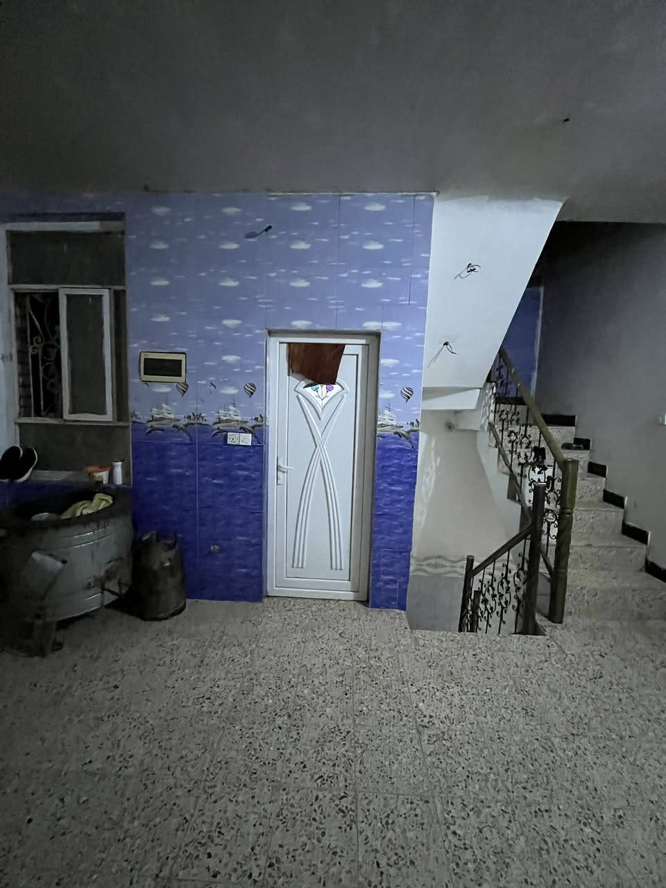 السلام عليكم
بيت للبيع مساحه ١٥٠ متر واجهة ٧.٥ نزال ٢٠ يحتوي على ٦ غرف نوم +٢ حولي +ترك ومنور ستقابل كبير و ٣ حمامات ومطبخ وكراج 
بناء حديث مكاني أم الكبر والغزلان قرب أفران الزهراء 
رقم الهاتف ***********
سعر ٣١٠ وبيه مجال
