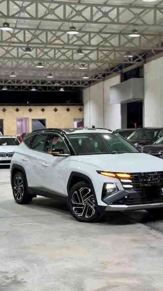 السلام عليكم 
توسان هونداي 2025 واحد عله واحد كافة المواصفات بيه  بأسم شركه وكاله رقم اربيل ماشيه 2000فقط تحكم استيرن كشنات كهربائي 
تبريد كشنات 
تدفئه كشنات
حساسات خلفيه وأماميه
رادار 
شاشه لمس 
تبريد لمس 
شاشه متصله 
خمس كامرات 
مساعد الاصطفاف
نظام ملاحة خرائط
تنبيه النقاط العمياء 
وتم تغليفه نانو ppf كامل السياره 
وتضليل السياره عاكس شمس

تنبيه الاصطدام الامامي والخلفي
وبعد بيه مواصفات هواي السعر 265 
الاتصال  ***********واتساب او اتصال
 اثير***********
