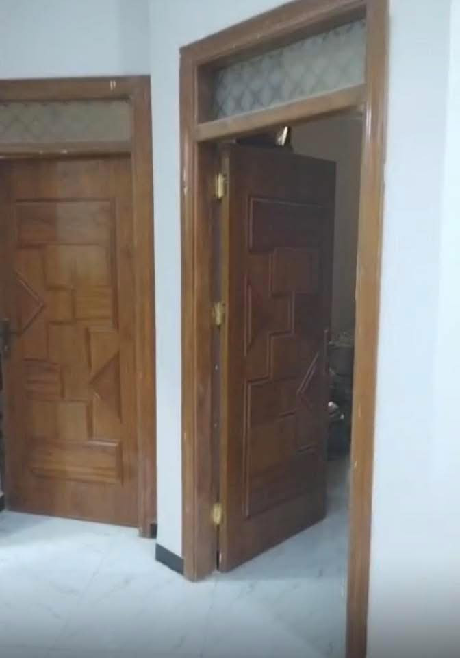 بيت للبيع 🏡 الاسكان الصناعي النزله الجامع قرب مركز الشرطه 
المساحه ١٥٠ متر طابقين بناء درجه اولى (6غرف )
للاستفسار *********** ☎️
