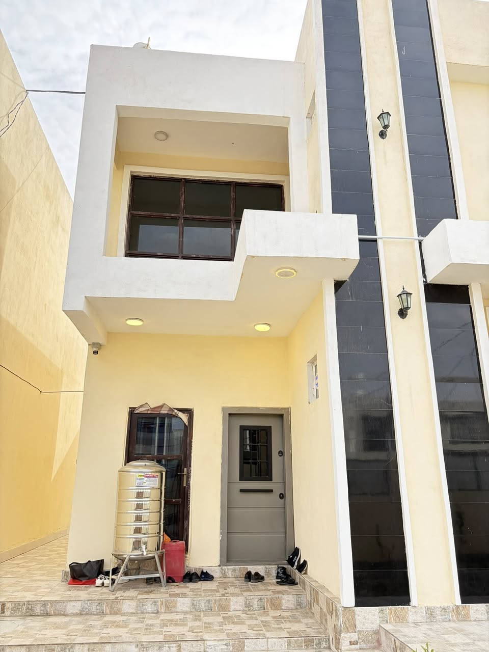 دار للبيع او مراوس بشقه
مجمع اليرموك مكون من 3 غرف وصاله 

واستقبال ومطبخ حار وبارد مساحه 300 م

السعر 175  مليون وبي مجال 

دفعه 75 مليون ولباقي اقساط كل شهر 500

للتواصل ☎️ ***********

*********** ☎️
