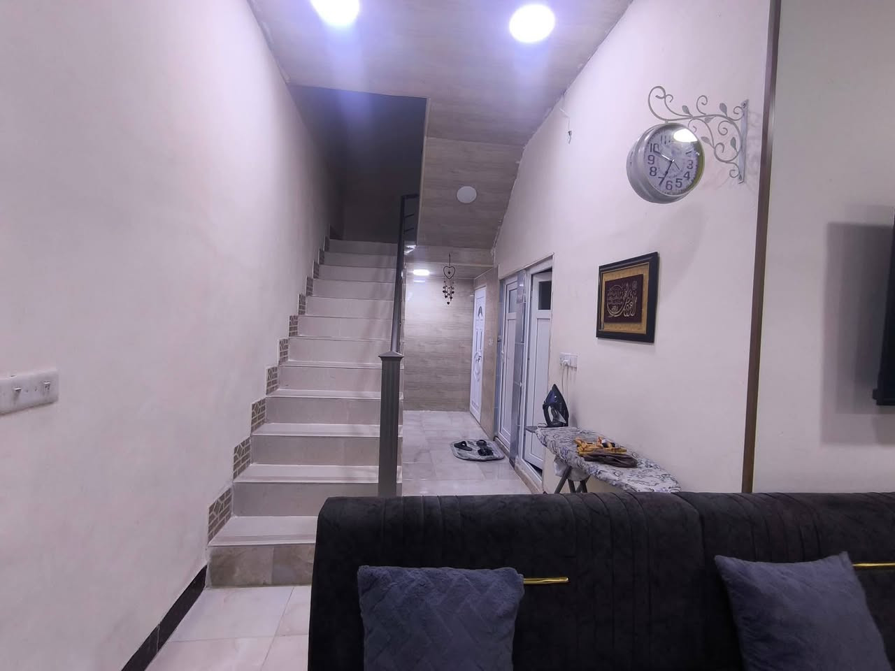 ♥️ سلام عليكم ورحمة الله ♥️
بيت للبيع منطقة سبعه نيسان راپرين مساحته 270 متر 
يتكون من المطبخ حار و بارد 
واستقبال 
صاله داخليه
غرفتين نوم
ترك اثنين 
صحيات خارجي والداخلي 
والبيتونه 
السعر والاستفسار اتصل على رقم ***********
