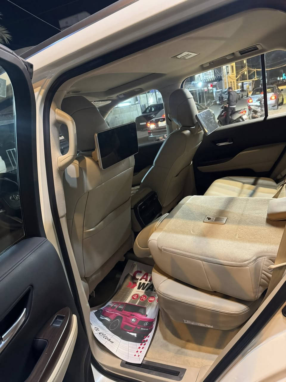 السلام عليكم جميعاً
لاندكروز 2022 ساز اصل ام التطبيق ضمان
ماشيه 46 الف 
السعر 63 $الف 
رقم بغداد انكليزي دولي هزة جديده 
تحويل ثاني يوم 
للاستفسار ***********
