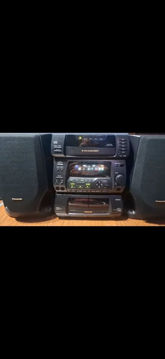 الجهاز هو نظام ستيريو هاي فاي Panasonic SA-CH75.     المميزات: يتميز بقدرة صوتية تبلغ 320 واط RMS ويأتي مع مكبرات صوت ثلاثية الاتجاهات.  الوظائف: يحتوي على مبدل 5 أقراص مضغوطة (5 CD Changer)، سطحين لتشغيل الكاسيت، وراديو.  المواصفات التقنية: يتميز بتقنية MASH لتشكيل الضوضاء الرقمية لتحسين جودة الصوت.  ملاحظات التشغيل: قد يواجه المستخدمون رمز الخطأ F61، والذي يشير عادةً إلى خلل في الاتصال أو المستشعر.


**إذا كنت صاحب هذا الإعلان وتريد حذفه لأي سبب، رجاءا أرسل رسالة إلى الدعم الفني**