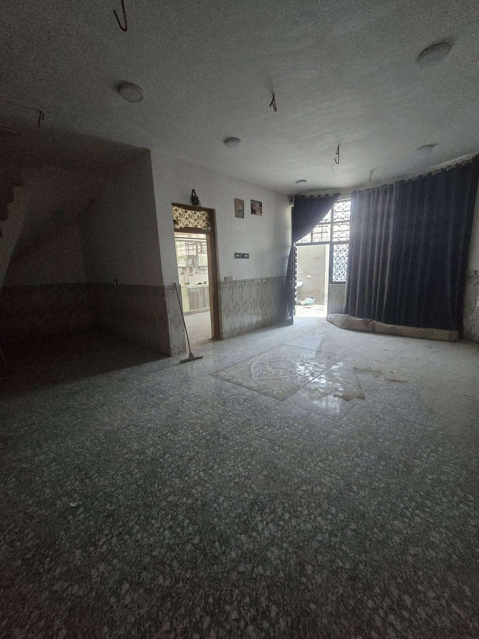 بيت لبيع بشارع المطار الجديد المساحه ٢٠٠متر يحتوي على غرف ٢ وصاله ومطبخ وستقبال ومكشوفه وصحيات وطارمه السعر ٥٥وبي مجال كونكريت البناء طابوك للستفسار *********** مكتب بركات ام البنين قرب مثلجات سنبله
