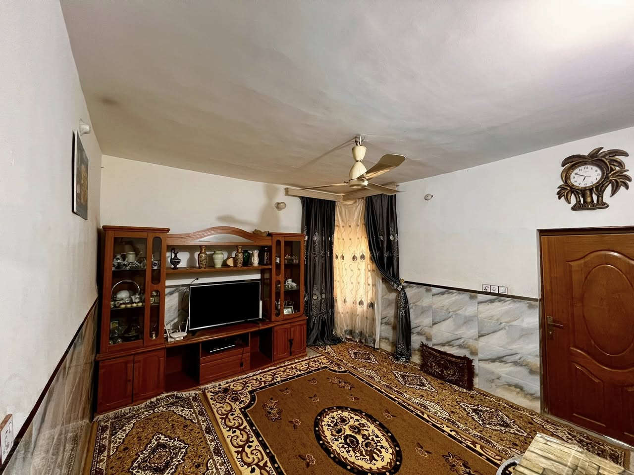 السلام عليكم 🤍
دار للبيع مساحه بلسند ٢٠٠ واقع حال ٢٥٠ طابو صرف موقع الدار حي العسكري شارع حسينية الزهراء (ع) ثالث بيت عن الحسينيه البيت طابقين الطابق الاول يتكون من غرف نوم عدد ٢ وصاله عدد ٢واستقبال ومطبخ وصحيات داخليه وخارجيه الطابق الثاني يتكون من غرف نوم عدد ٢ وصاله وصحيات داخليه وكراج سياره وحديقه للاستفسار اكثر الاتصال على الرقم المذكور 
***********
