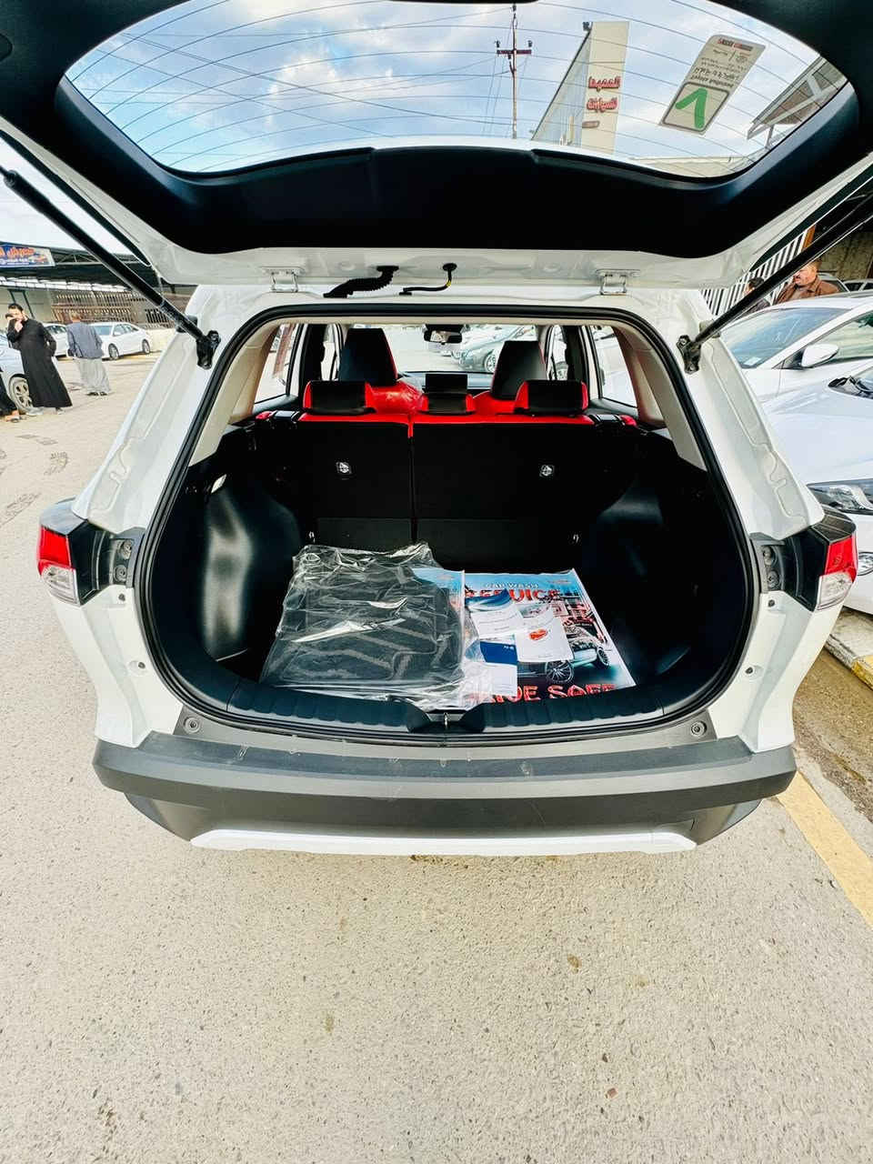 السلام عليكم من رخصة الادمن عندي كورلا كروس تجميع للبيع فول مواصفات داخل احمر .كلين السياره ماشيه 4500سعرها 178 .***********
