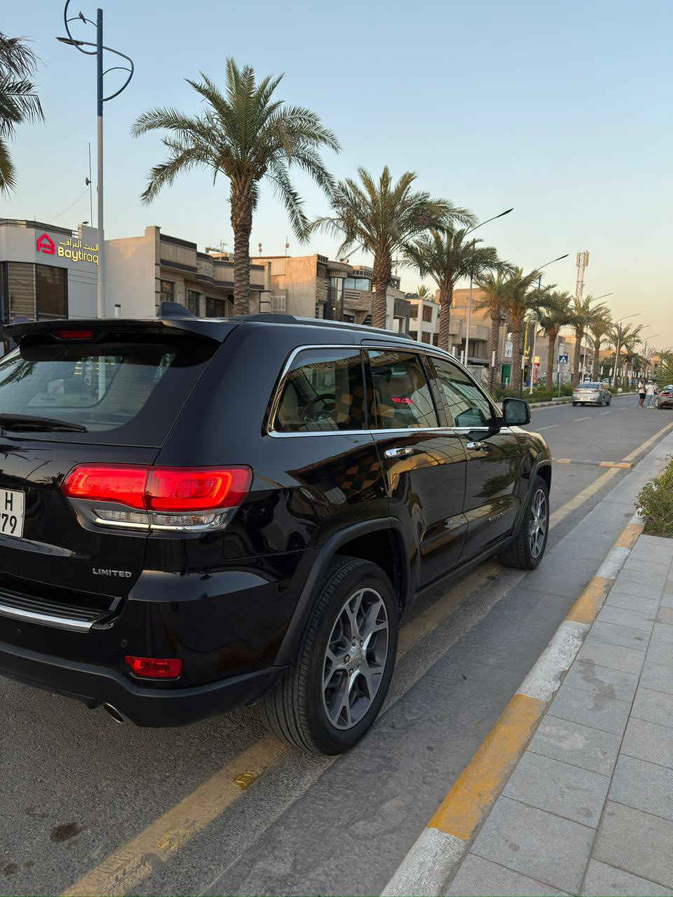 جيب جراند شيروكي لمتد بلس 2019 خليجي
بيع فقط 

لون: اسود بيتنجاني
محرك: v6 3600cc
عداد مسافة: 73 الف كم قابل للزياده

مواصفات فول لمتد بلس
- دخول ذكي 
- ثلاث شاشات
- بانوراما 
- حساسات امامي خلفي
- توقف تلقائي خلفي
- اوتو ستوب
- مري شفط
- هيتر مرايه
- رادار جانبي
- تعتيم تلقائي للمري كافة 
- كراسي كهرباء امامي 
- تدفئة و تبريد مقاعد اماميه و تدفئة خلفيه 
-تدفئه ستيرن
- صندوق كهرباء
- شفتات كير بالستيرن
- فور ويل

ملاحظات:
- جاملغ سايق معدل بارد و مصبوغ
- بنيد بارد بسيط جدا
- هلال تاير خلفي عكس السايق بارد بسيط

>>شرط البيع فحص سونار 

السعر 26 الف دولار وبي مجال

مكان السياره منصور داوودي متواجد من 11 صبح الى 7 
مساءا
***********
عمر

تواصل و تساب او رصيد ماسنجر مهمل
