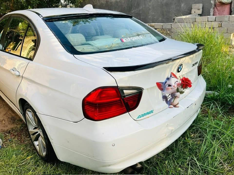 E90 موديل 2007 وارد أمريكي  مكفولة ما عدا رصعات وبارد التكم الخلفية قليل 
شاشه وكاميرا 
محرك 6 سلندر N52 نوزل قصير 30 
للتواصل واتس اب 
***********
