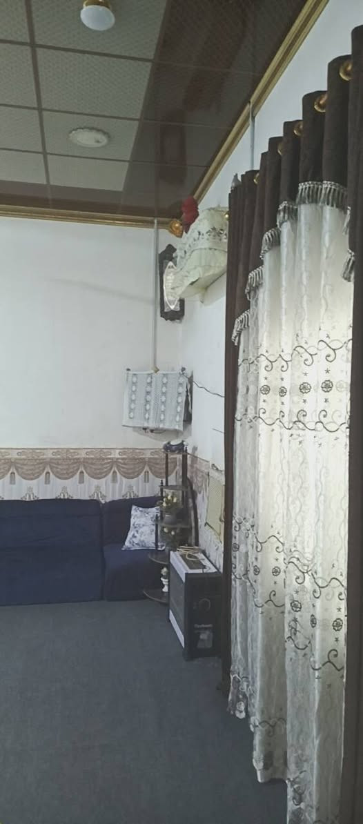 بيت لبيع المساحة الكليه 300 متر
غرف عدد 2  5 + 4
مطبخ 4+4
صاله 6+6
حمام داخلي  سيراميك ارضى و جداري
حوش 13+10
ترك 12+10
سقف سندويش 
بناء حديث
العنوان حي الخطوه قرب مسجد خطوة الإمام علي عليه السلام 
 البيت حواسم
مكلف بل نشر رقم صاحب الدار 
***********
