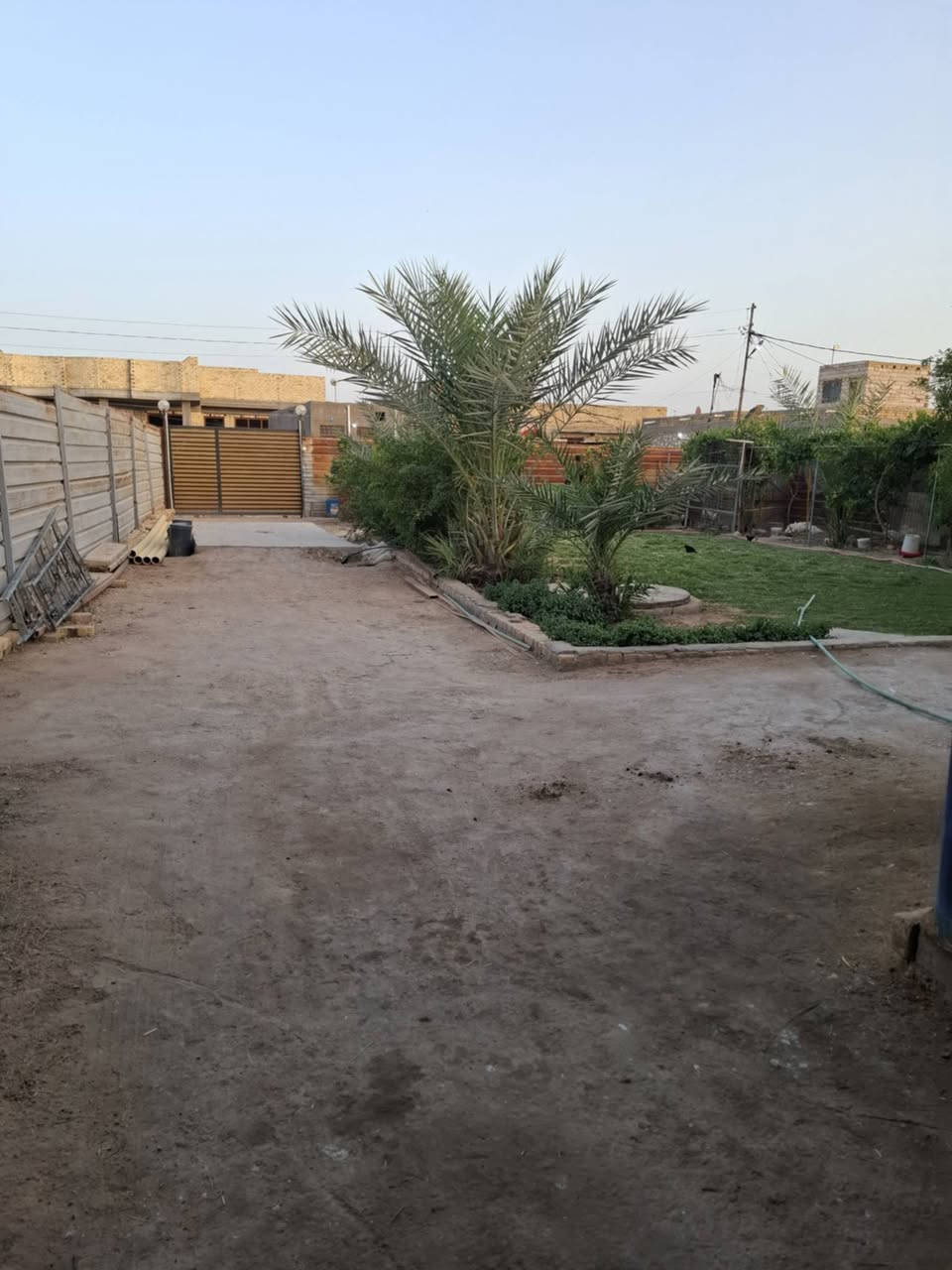 دار للبيع🌹 السلام عليكم 🌹
🏠 **دار للبيع** 🏠

📍 **الموقع:** الهاشمية نزلت الساده البحارنه

#ملاحظة: دار مع قطعه المساحه الكليا الدار مع القطعه
 ٧٠٠ متر

🔹 **التفاصيل:**
▪️ نوع العقار: طابو زراعي سند 25 (تحويل مباشر بعد الشراء) علمه أن الشارع ٨ متر تبليط ماء كهرباء الحي الجديد

▪️ اوكرر المساحة: الكليا ٧٠٠ متر دار مع قطعه

🏡 **مواصفات البيت:**
▪️ طابق واحد
▪️ ٢غرف نوم 
▪️ استقبال
▪️ صالة
▪️ مطبخ
▪️ صحيات داخلية وخارجيه

📞 **للاستفسار:**
***********
***********
